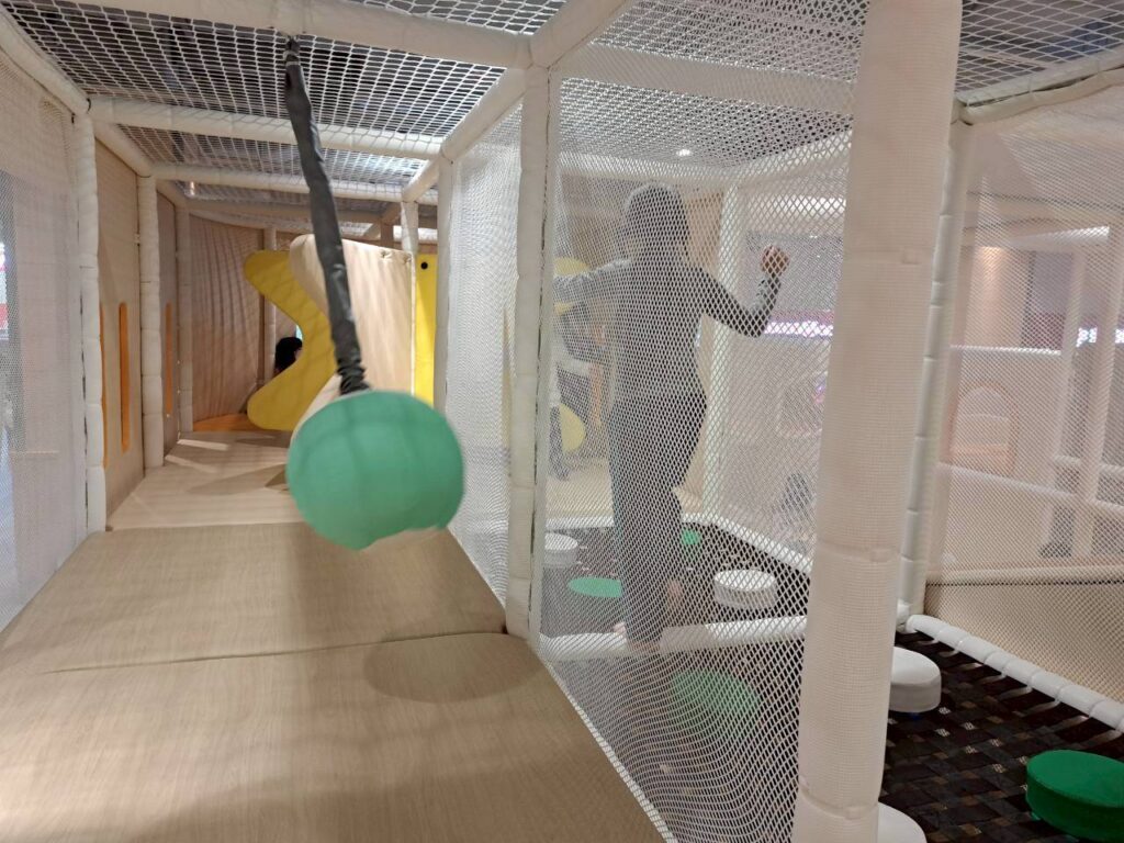  台中lalaport 南館遊戲區 台中親子景點 推薦，免費遊戲區寬敞好玩，同層樓周邊還都是滿滿小孩、大人愛吃的點心美食