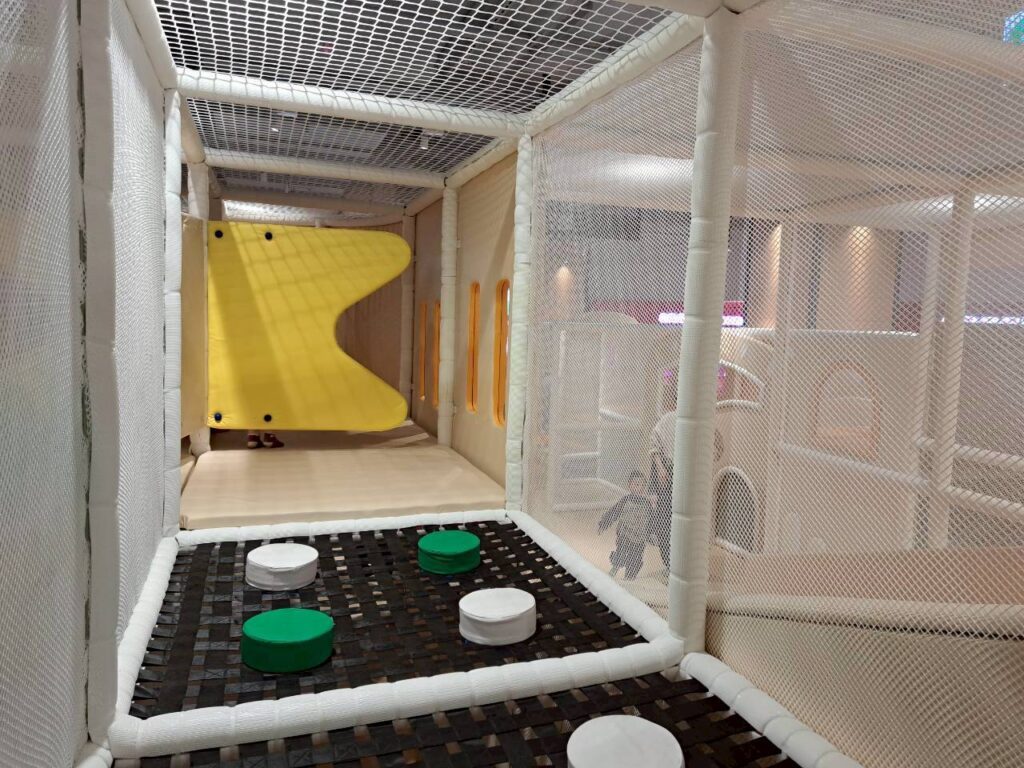  台中lalaport 南館遊戲區 台中親子景點 推薦，免費遊戲區寬敞好玩，同層樓周邊還都是滿滿小孩、大人愛吃的點心美食