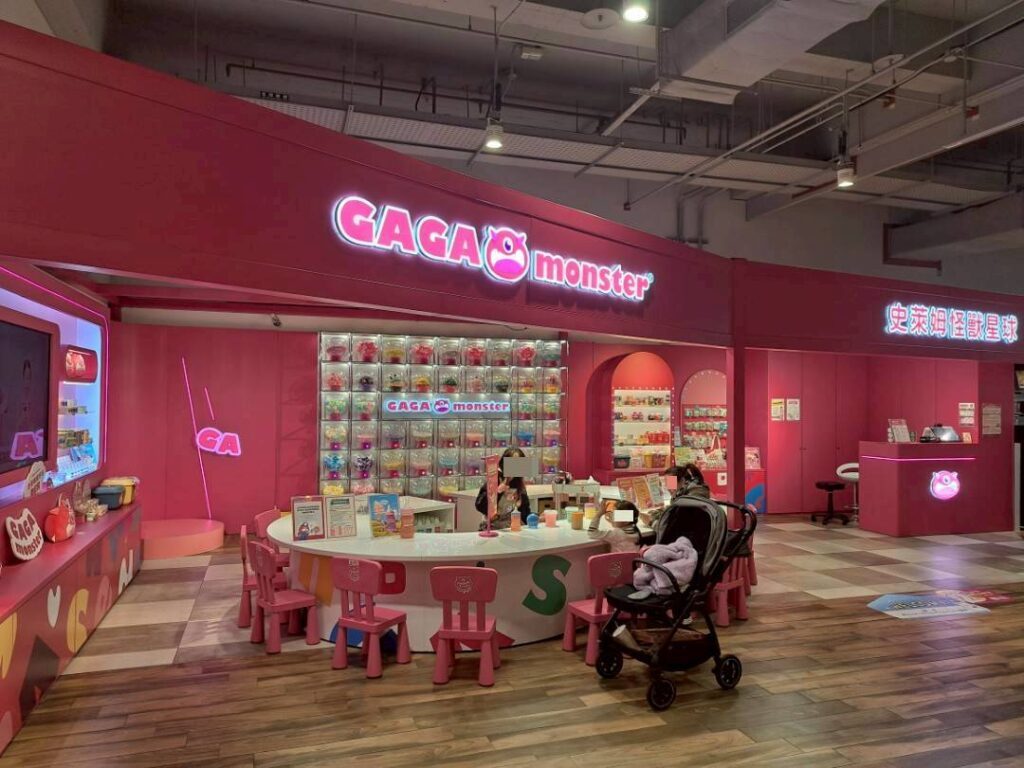 台中親子景點 推薦台中Lalaport南館免費遊戲區，遊戲區寬敞好玩，同層樓還有多樣孩子大人都喜歡的美食、小點心！