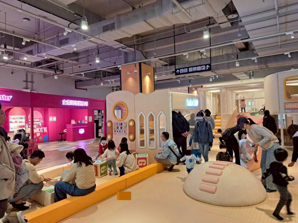 台中親子景點 推薦台中Lalaport南館免費遊戲區，遊戲區寬敞好玩，同層樓還有多樣孩子大人都喜歡的美食、小點心！