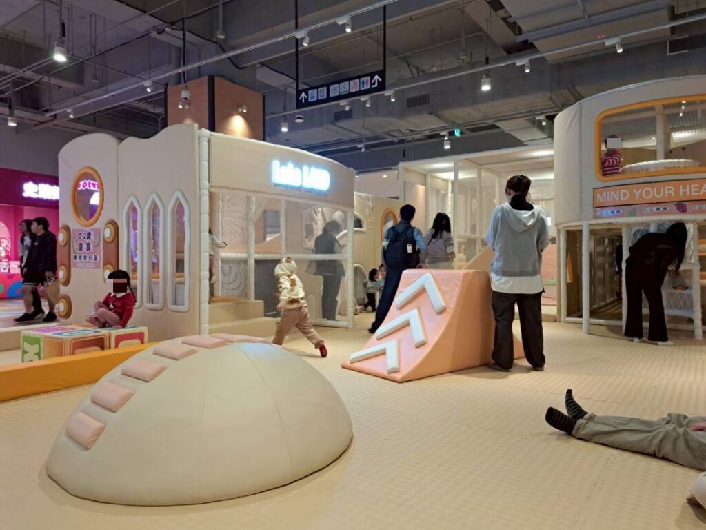  台中lalaport 南館遊戲區 台中親子景點 推薦，免費遊戲區寬敞好玩，同層樓周邊還都是滿滿小孩、大人愛吃的點心美食