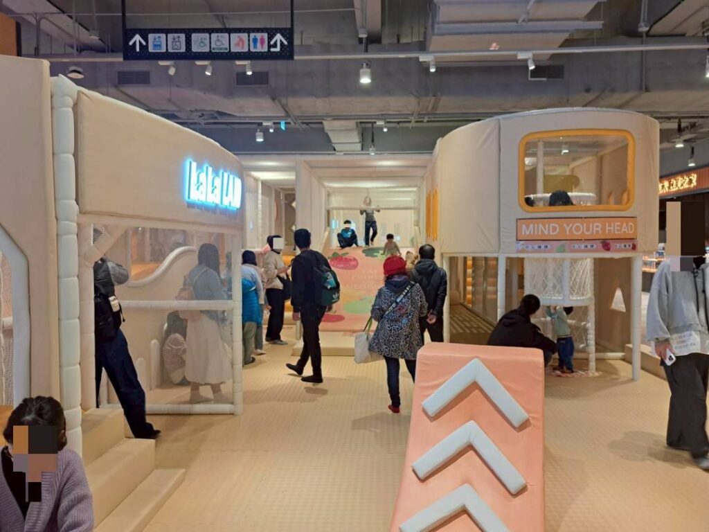  台中lalaport 南館遊戲區 台中親子景點 推薦，免費遊戲區寬敞好玩，同層樓周邊還都是滿滿小孩、大人愛吃的點心美食