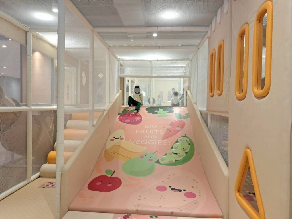  台中lalaport 南館遊戲區 台中親子景點 推薦，免費遊戲區寬敞好玩，同層樓周邊還都是滿滿小孩、大人愛吃的點心美食