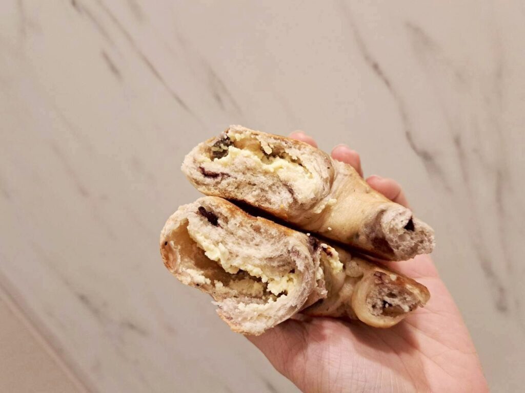  台中東區美食 乃乃家麵包店，鄰近忠孝夜市美食店家，店內販售多種麵包，