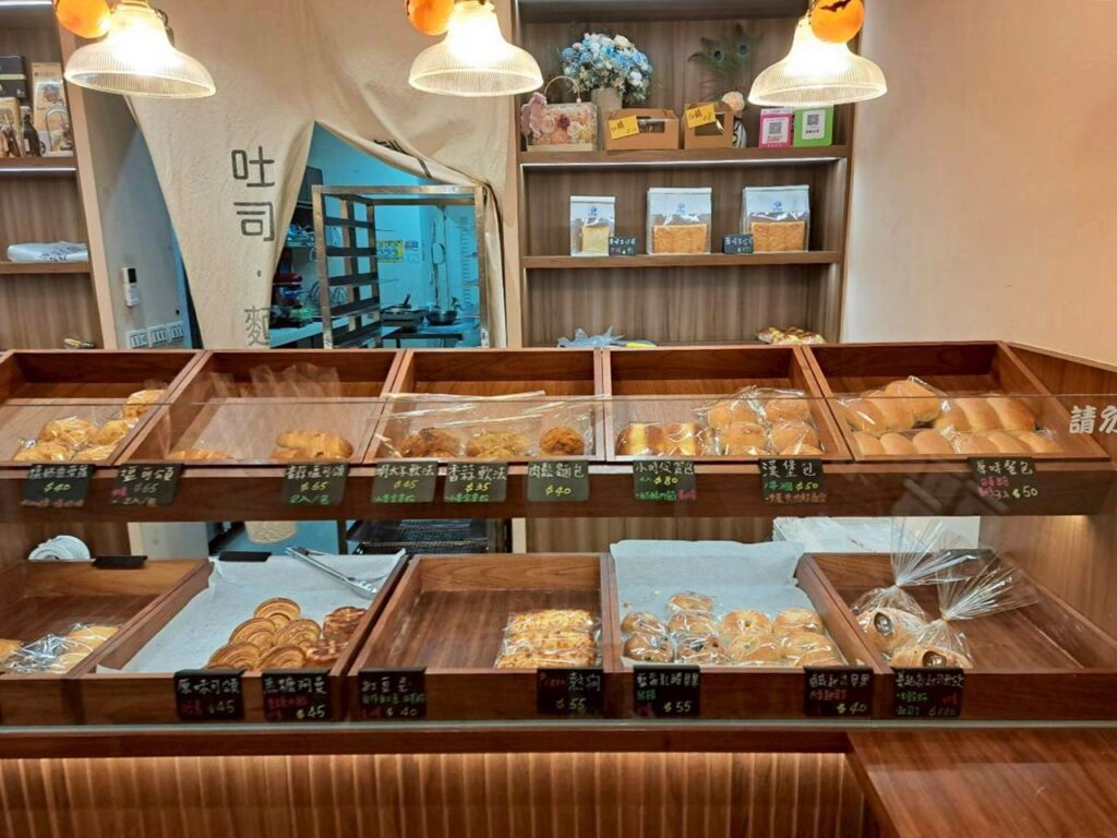  台中東區美食 乃乃家麵包店，鄰近忠孝夜市美食店家，店內販售多種麵包，