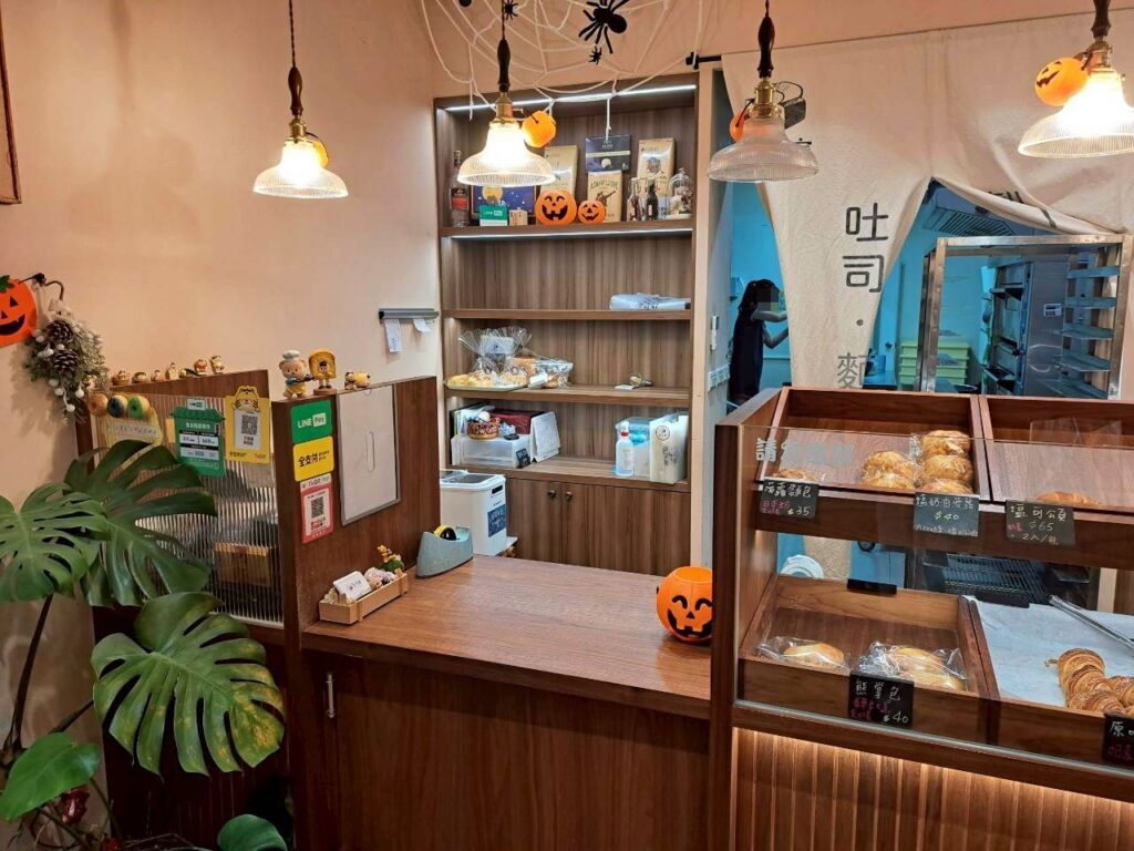  台中東區美食 乃乃家麵包店，鄰近忠孝夜市美食店家，店內販售多種麵包，