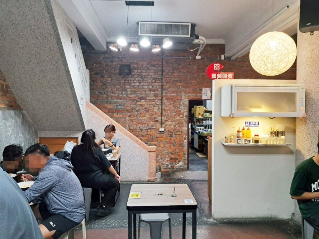 高雄妃食不可 餐廳聚餐場景，適合情侶約會與朋友聚會