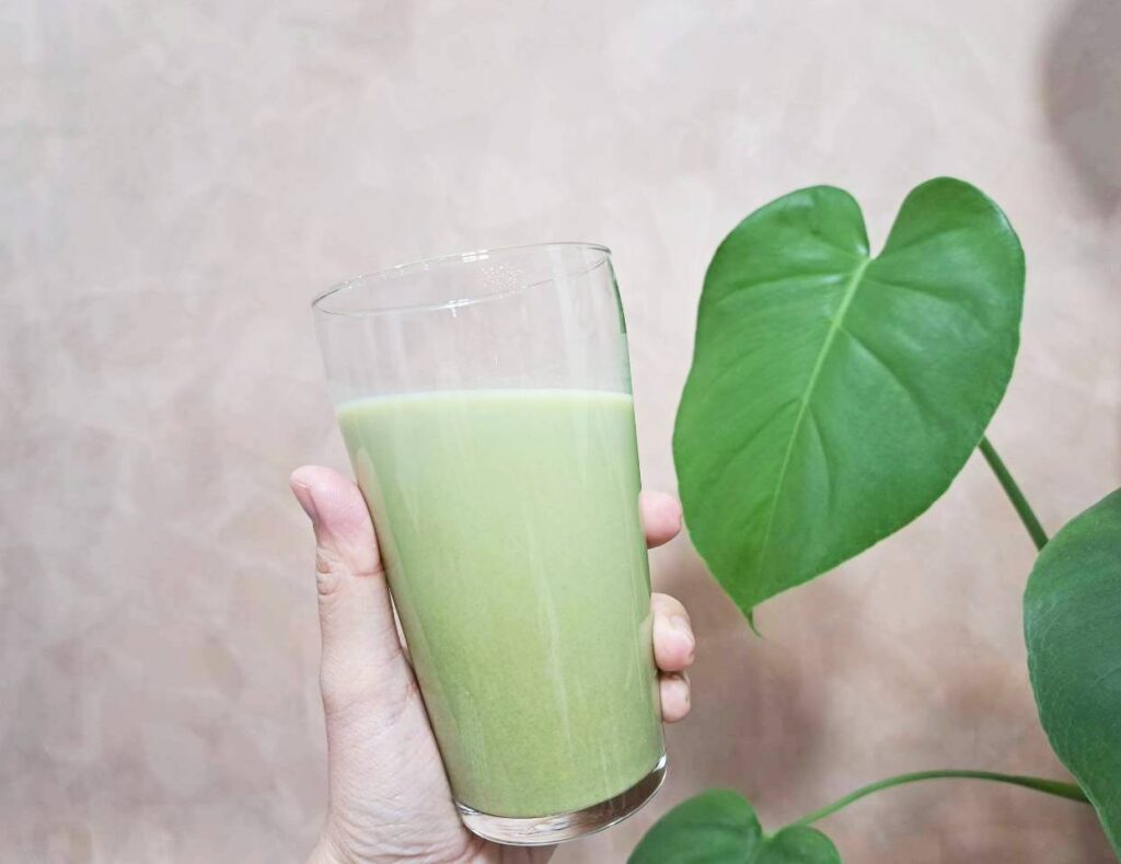 自己動手用台灣抹茶粉調製飲品,除了抹茶牛奶,用綠茶基底做的抹茶奶綠也是個好選項。