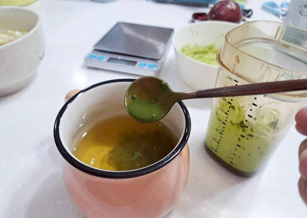自己動手用台灣抹茶粉調製飲品,運用了心樸市集的茉香綠茶、T世家日式抹茶粉。