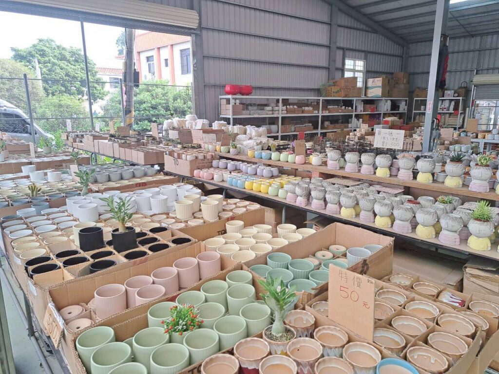  田尾摩天輪仙人掌多肉植物 ，店內也有販售盆栽器具、肥料等周邊商品