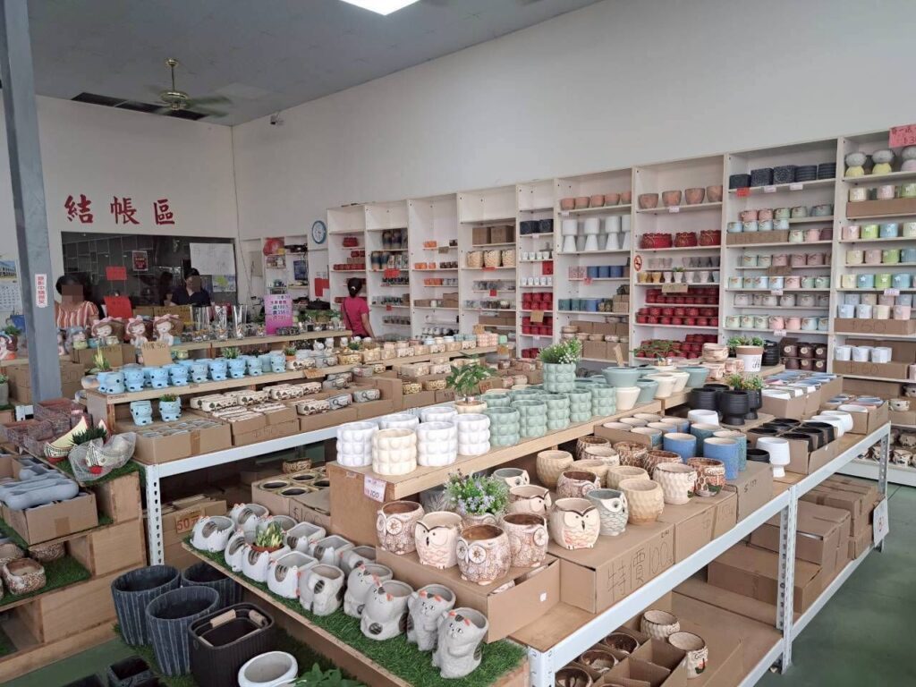 田尾摩天輪仙人掌多肉植物，店內也有販售盆栽器具、肥料等周邊商品