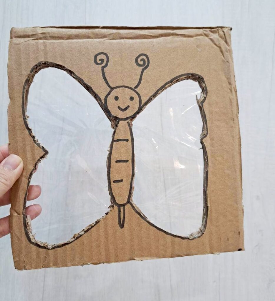  親子DIY手作 色彩繽紛的剪影貼貼畫登場！孩子專注地撕貼彩紙，盡情發揮創意，是最可愛的親子時光。